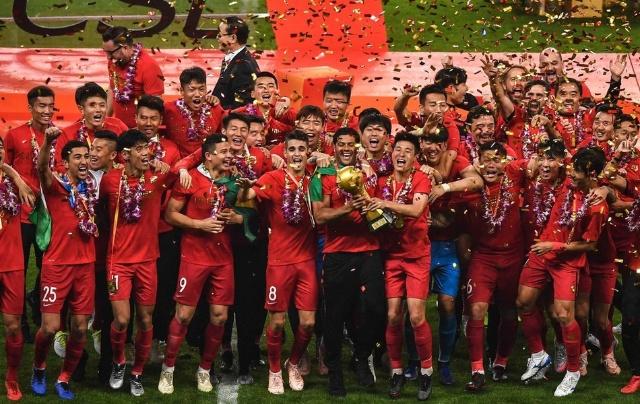 球星压哨三分把比赛送进加时（巨星压哨三分扳平，比赛拖入加时）